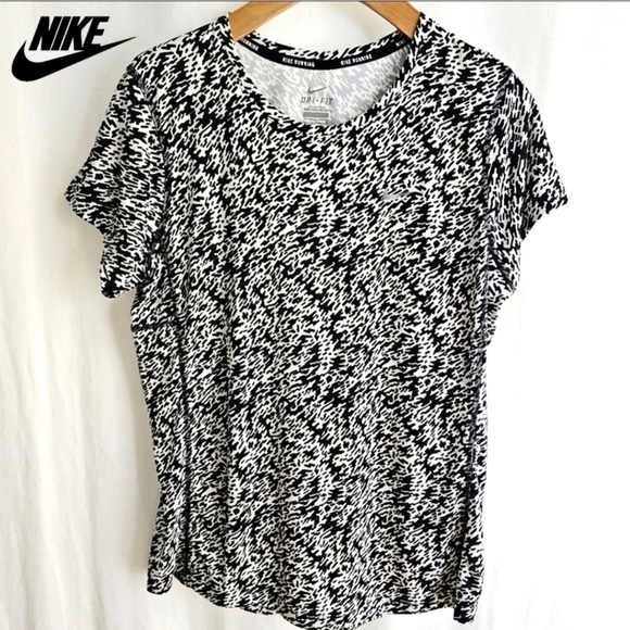Nike Tops - Nike Essential Pronto Black & White Patterned Short Sleeve Dri-Fit Running Top